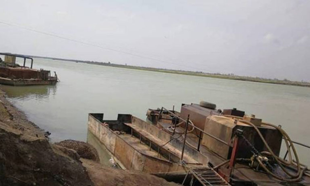 عبّارات في نهر "الفرات" شرقي سوريا بأحد المعابر المائية على ضفة نهر "الفرات"/ فيس بو)    