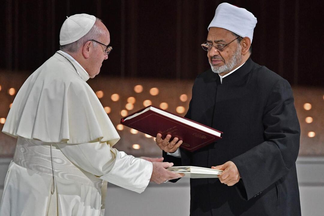 أعلن شيخ الأزهر أن وثيقة "مكافحة التطرف" ولدت في لقاء سابق مع البابا فرنسيس (أ. ف. ب)