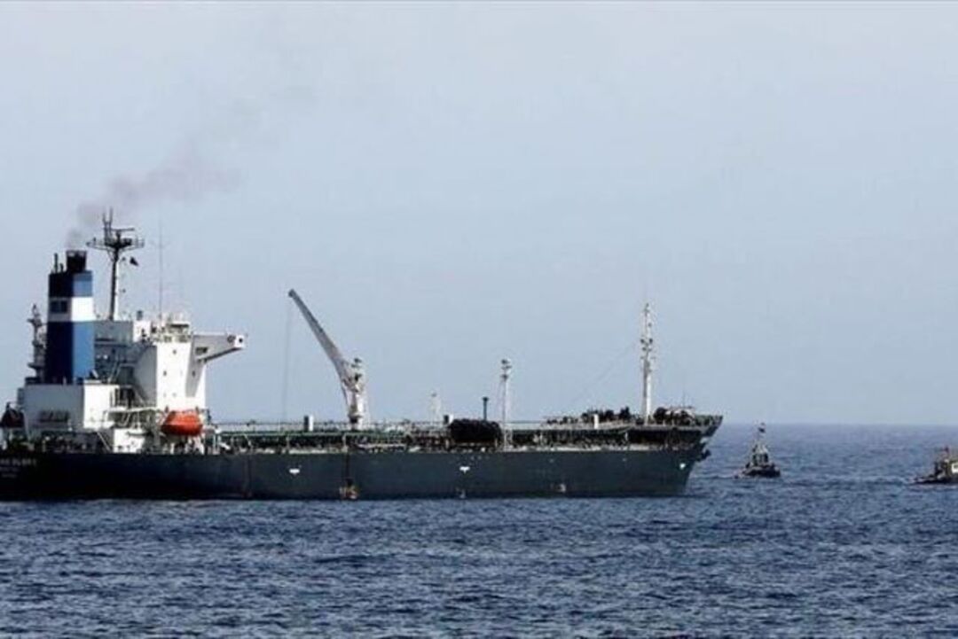 التحالف العربي يحتجز سفينة نفطية تابعة لمليشيا الحوثي