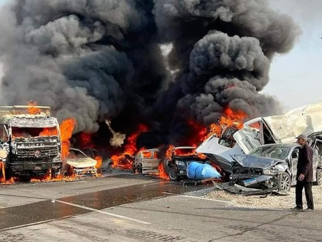 حادث مروّع في مصر يسفر عن ضحايا وتحطّم 10 سيارات 