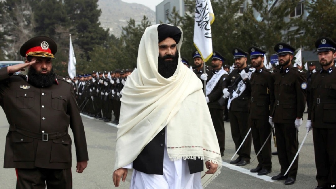 زعيم طالباني مطلوب يظهر للعلن في كابل