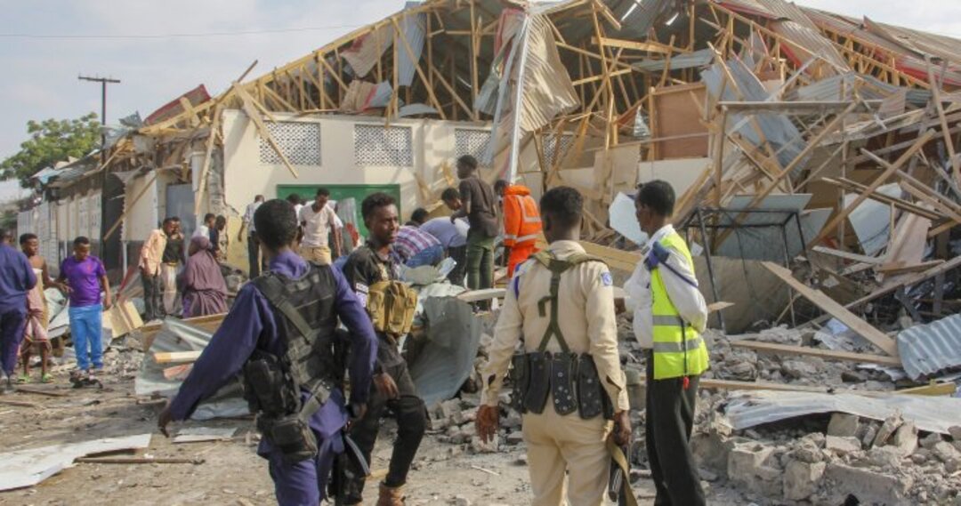 عشرات القتلى بينهم مسؤولون في هجوم انتحاري بـالصومال 