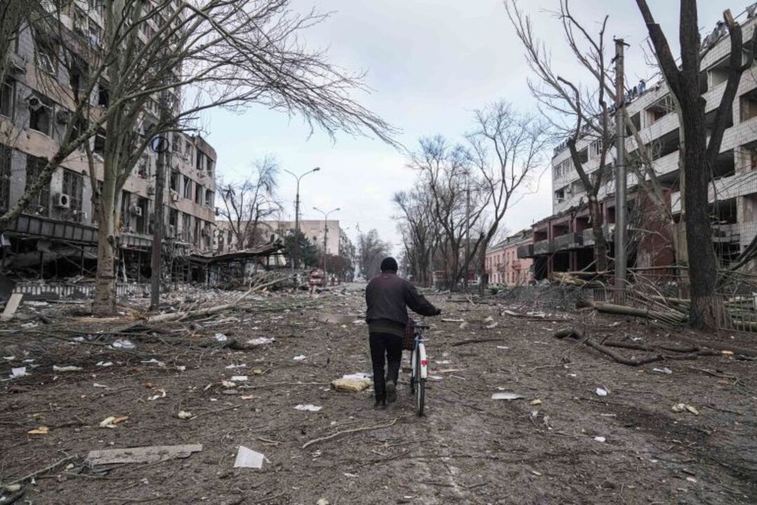 قصف روسي على ماريوبول يطال مسرحاً وعمليات بحث عن ناجين
