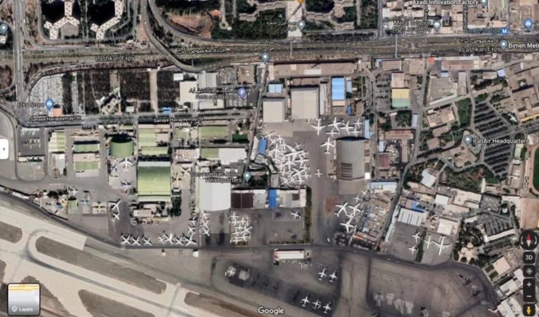 صورة القمر الصناعي لمطار مهرآباد الدولي. في الصورة المصغرة ، يمكن رؤية المزيد من الطائرات عبر المطار الإيراني.