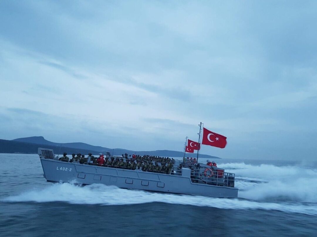 أجرت مجموعة برمائية مرتبطة بجيش بحر إيجة التركي المنفرد مناورات عسكرية في بحر إيجه في ديسمبر 2021. وانضمت القوات الجوية أيضًا إلى التدريبات.