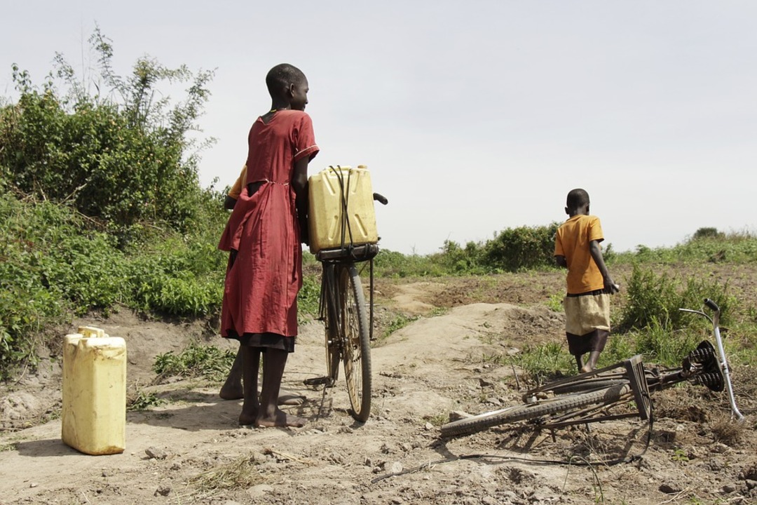 Two kids of uganda bringing water/Pixabay