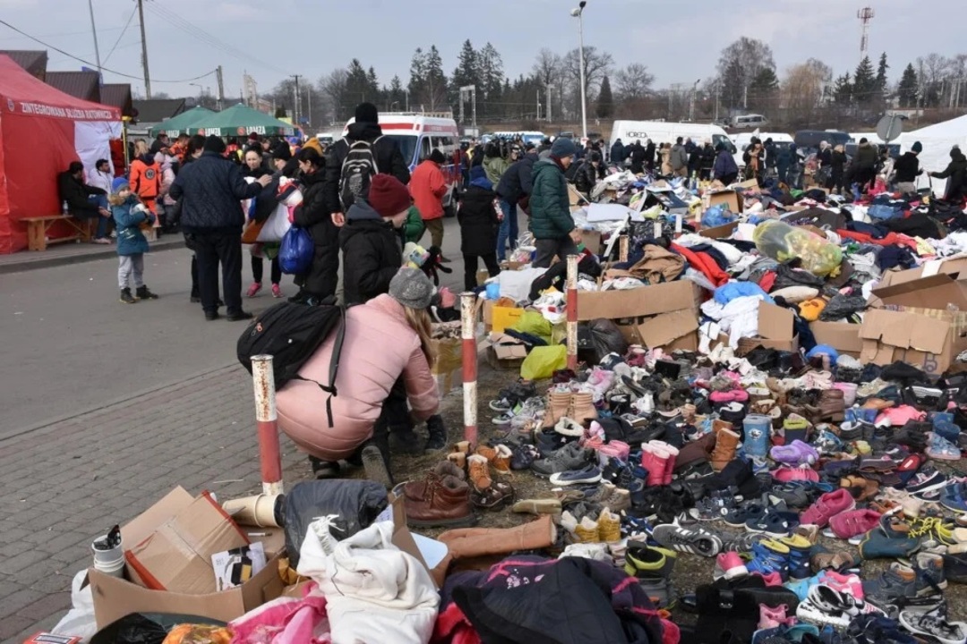  تقديم التبرعات من السكان البولنديين للاجئين بالقرب من معبر ميديكا الحدودي. © المفوضية السامية للأمم المتحدة لشؤون اللاجئين / كريس ميلتسر