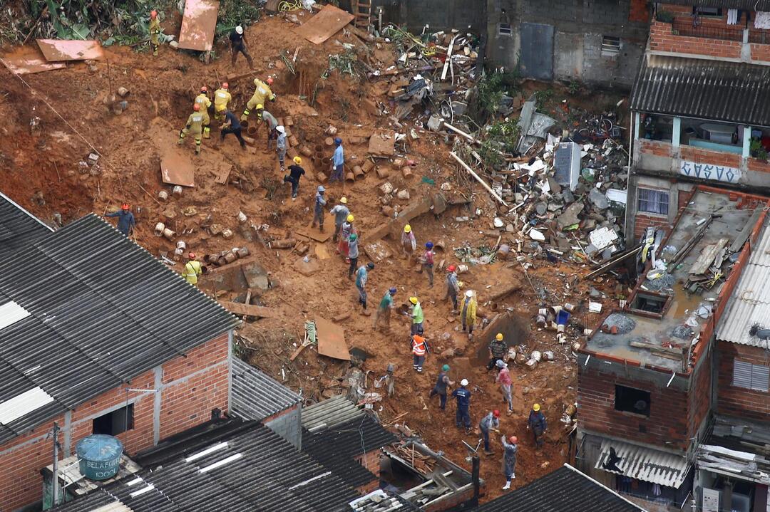 مقتل 18 شخصاً في فيضانات وانزلاقات تربة قرب ريو دي جانيرو