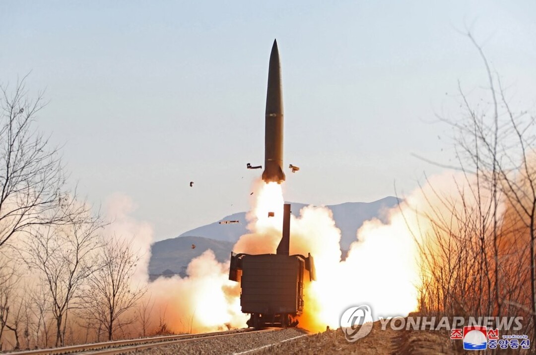 كوريا الشمالية.. إطلاق صواريخ بالستية جديدة وقطار شحن يعبر إلى الصين