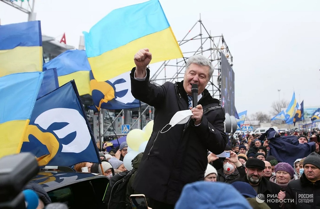 بوروشينكو الرئيس الأوكراني السابق يعود إلى البلاد بالرغم من التهديد باعتقاله