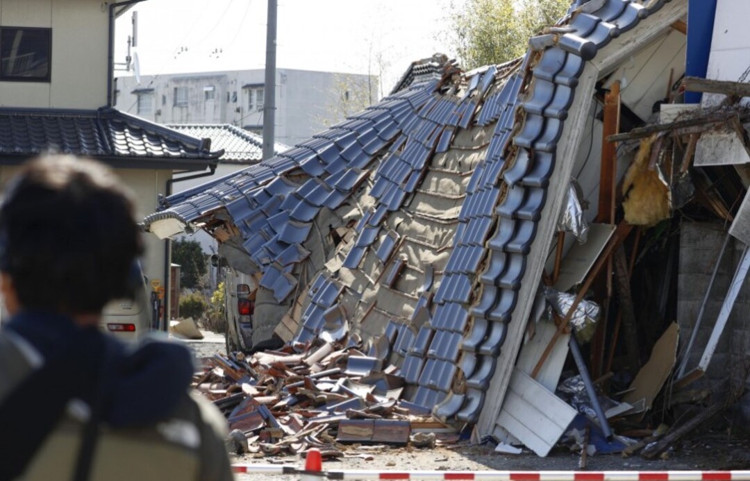 منزل منهار في بلدة كونيمي بمحافظة فوكوشيما ، في صباح يوم 17 مارس 2022 ، بعد زلزال قوي ضرب شمال شرق اليابان قبل منتصف الليل بقليل. (كيودو)