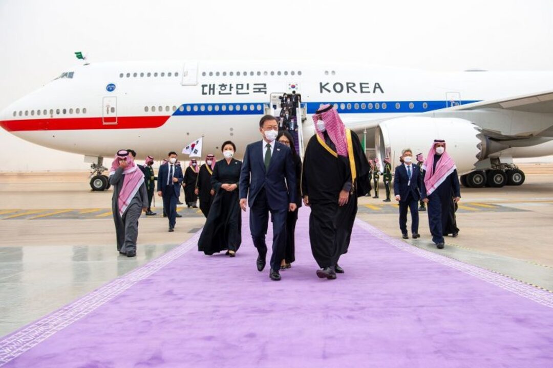 الرئيس الكوري الجنوبي يصل الرياض.. وولي العهد في مقدمة مستقبليه