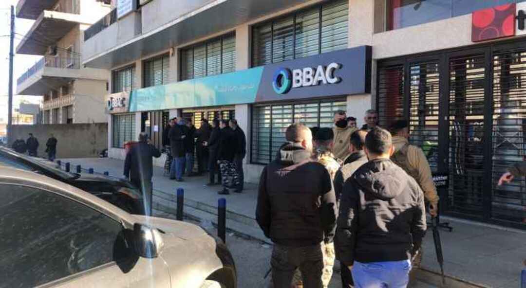 لبناني يحتجز العشرات في أحد البنوك- موقع النشرة