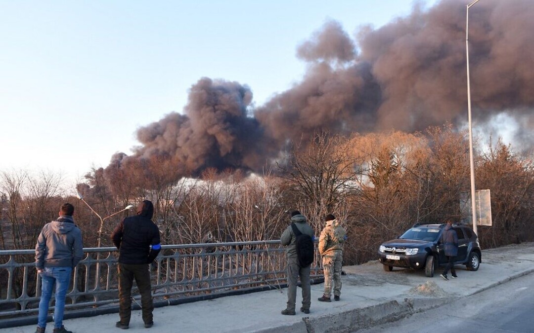 الدخان يتصاعد بعد انفجار في مدينة لفيف غرب أوكرانيا في 18 مارس 2022 (Yuriy Dyachyshyn / AFP)