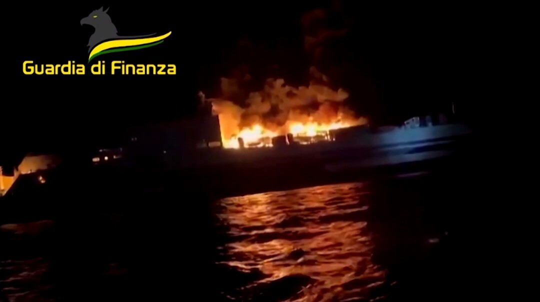 أكثر من 12 مفقوداً في حريق العبارة اليونانية الإيطالية