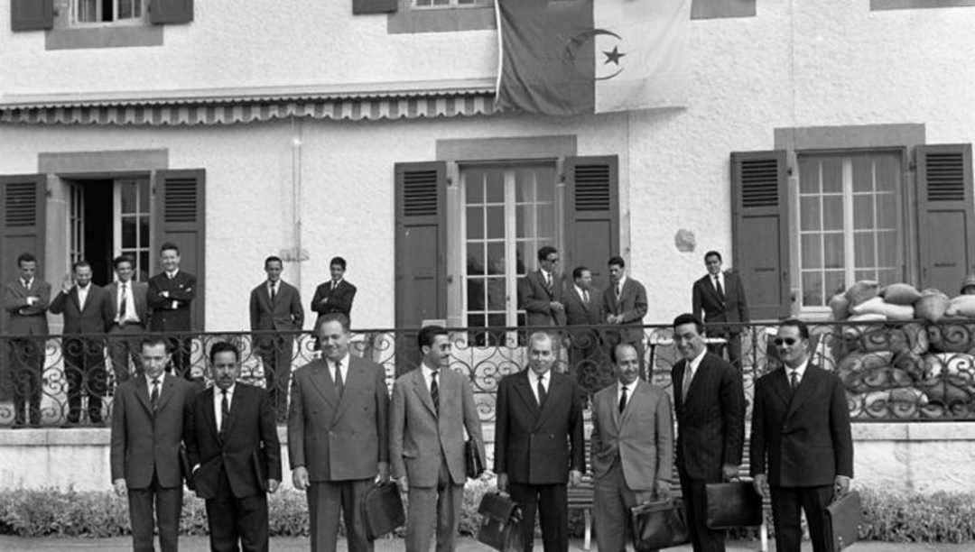 الوفد الجزائري في مؤتمر إيفيان للسلام في 18 مارس 1962. ماكس فوتوغرافي عبر ميموريا