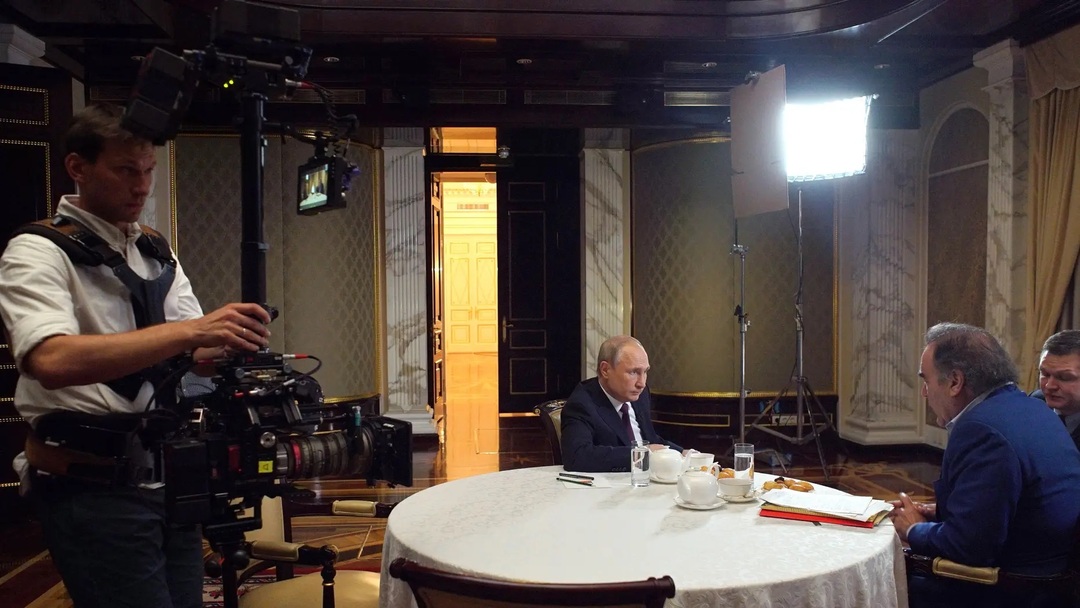 في هذه الصورة التي تم التقاطها في 19 يونيو 2019 ، أجرى المخرج أوليفر ستون مقابلة مع بوتين في موسكو. (أليكسي دروزينين / وكالة الصحافة الفرنسية عبر غيتي إيماجز)