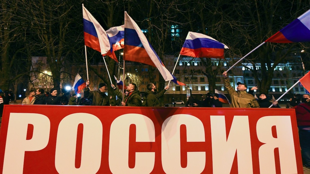تيسيا فورونتسوفا / تاس. احتفل السكان المحليون في دونيتسك باعتراف روسيا باستقلالهم.