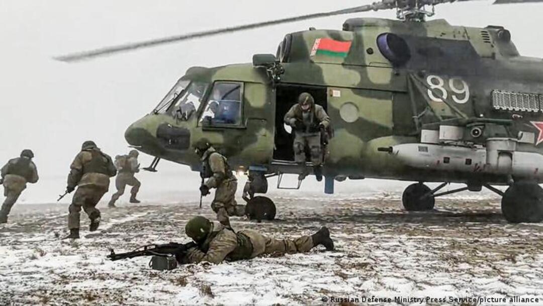 عبر إنزال جوي.. روسيا تحتل مطاراً عسكرياً أوكرانياً