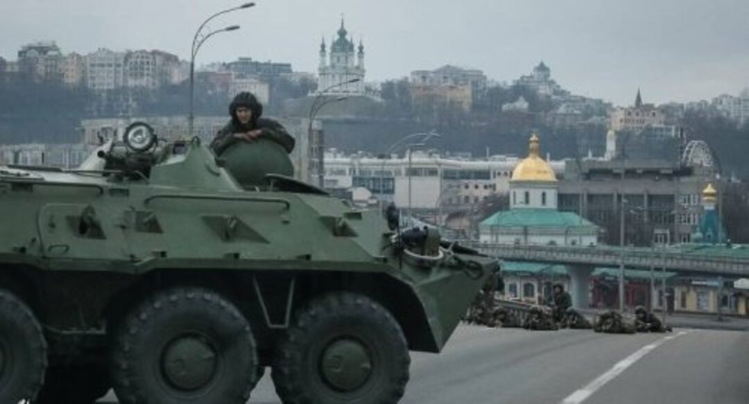 حظر تجول في كييف.. وصواريخ روسية تضرب مطاراً مدنياً في شرق أوكرانيا