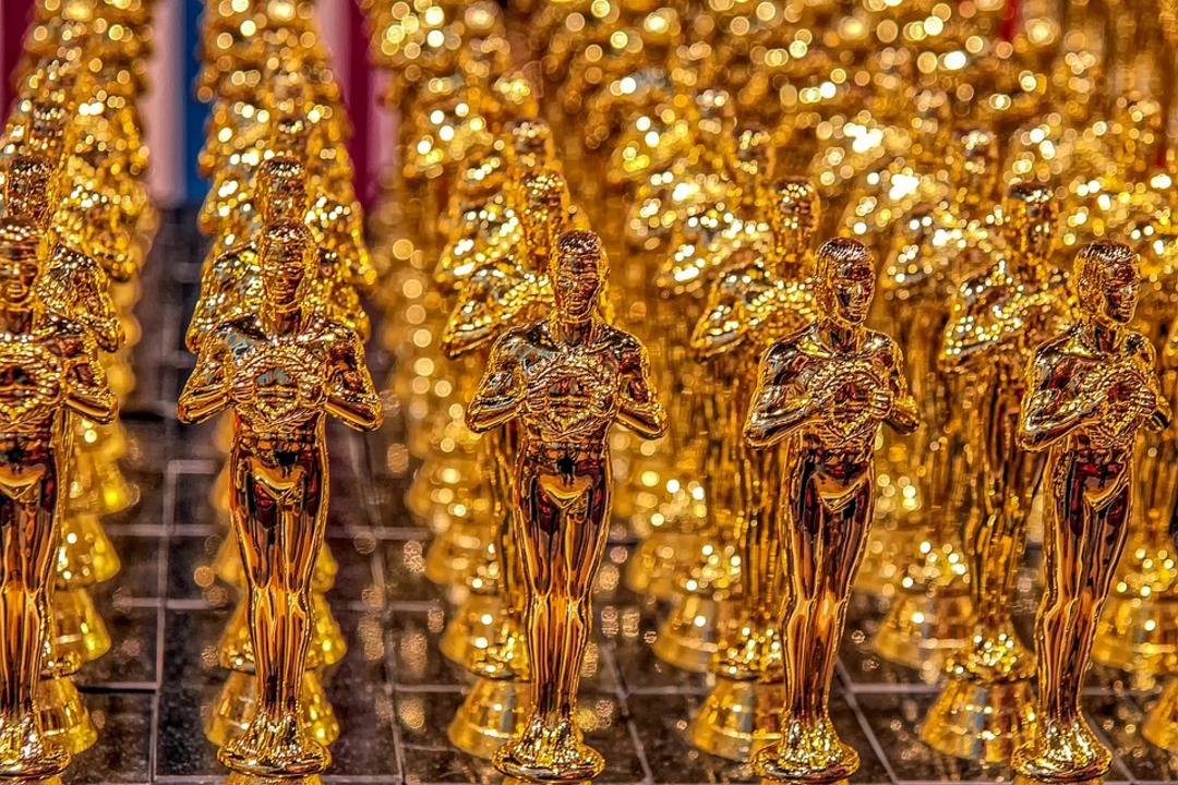 The Oscars holds a moment of silence for Ukraine