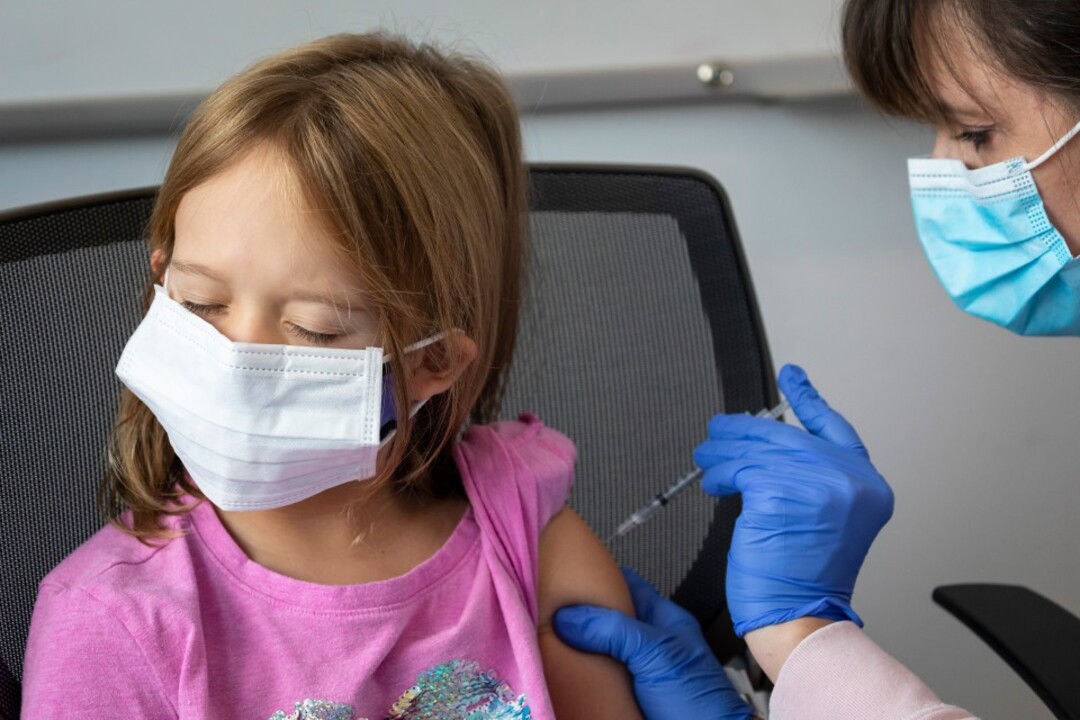 بريطانيا ستبدأ بتطعيم الأطفال من سن 5 إلى 11 ضد كورونا