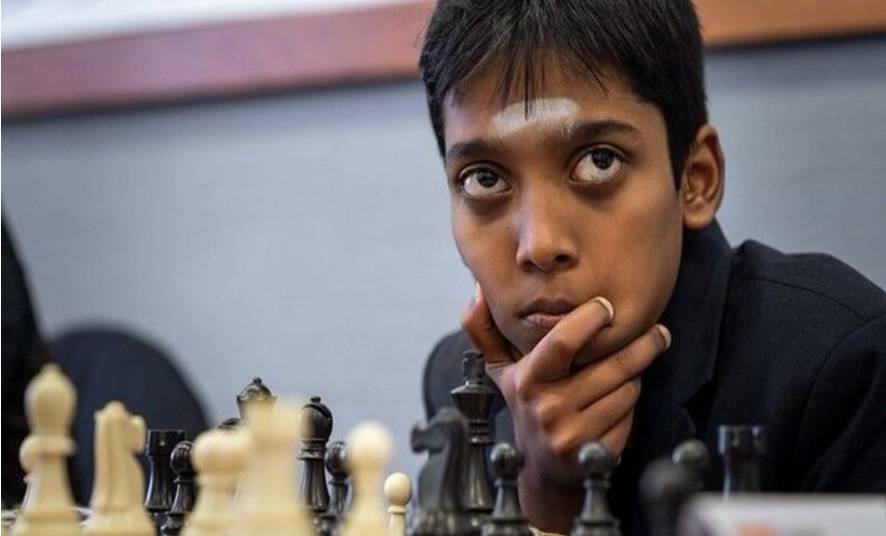 فتى هندي يذهل بطل العالم في لعبة الشطرنج 