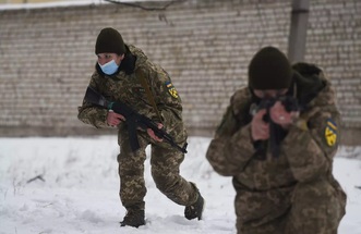 المدنيون الأوكرانيون يحملون السلاح لمواجهة الغزو الروسي