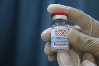 UK volunteers to receive Moderna vaccine that targets omicron