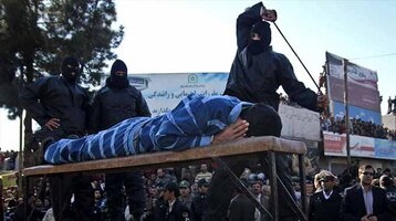 ضابط إيراني يجلد رجلاً أدين بالاغتصاب في مدينة سابزيفار شمال شرق إيران، الأربعاء 16 يناير 2013.