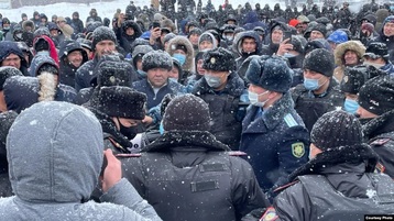 احتجاجات عنيفة في كازاخستان تُسقط الحكومة