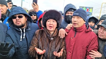 متظاهرون في Zhanaozen في 3 يناير / كانون الثاني (الصورة من RFE / RL)