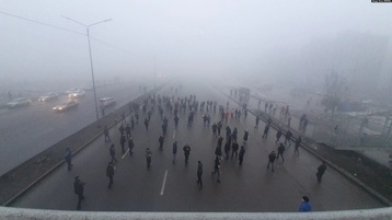 المتظاهرون يسيرون على طول شارع رايمبيك المركزي في ألماتي في 5 يناير / كانون الثاني.