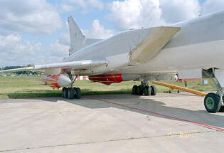 صاروخ Kh-22 المضاد للسفن مثبت على طائرة Tupolev Tu-22M.