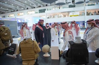 ولي العهد السعودي افتتح أمس معرض الدفاع العالمي
