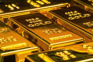 الذهب والدولار  يتراجعان والنفط إلى ارتفاع