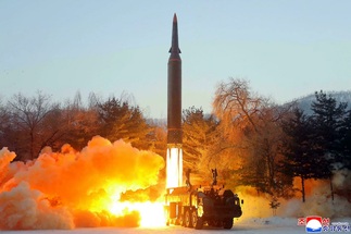 صورة نشرتها وكالة الانباء الكورية الشمالية الرسمية في 6 كانون الثانييناير تظهر ما وصفته بانه اطلاق صاروخ اسرع من الصوت في 5 من الشهر من مكان غير معروف في كوريا الشمالية. STR وكالة الانباء الكورية الشمالية الرسمية