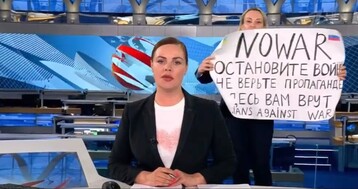 احتجاج ضد الغزو الروسي لأوكرانيا داخل استديو أخبار قناة روسية