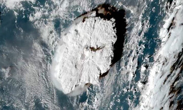 صورة قمر صناعي رصدت لحظة انفجار بركان في أرخبيل تونغا