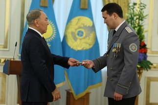 الرئيس نور سلطان ناظرباييف يوقع قراراً بتعيين ابن أخيه، صمد أبيش (37 عاماً)، نائباً أول للجنة الأمن القومي، في 31 ديسمبر 2015.