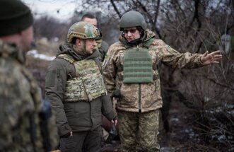 زيلينسكي يزور الجبهة الجنوبية بالتزامن مع معارك دونباس