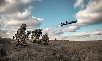 جنود أوكرانيون يتدربون على صواريخ غافلين الامريكية المضادة للدروع