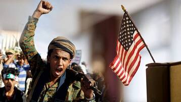 الحوثيون يؤكدون استهداف سفينة أمريكية بالصواريخ والطائرات المسيرة