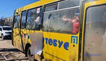 إجلاء سكان شرق أوكرانيا بالتزامن مع تضييق عسكري روسي