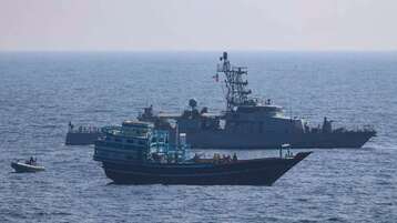 البحرية الأمريكية تحتجز سفينة إيرانية محملة بمواد كيماوية للحوثيين 