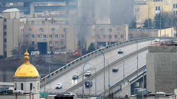 صفارات الإنذار في كييف.. الأوكرانيون في الملاجئ والروس يضغطون على المدن