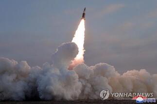 كوريا الشمالية تطلق صاروخا باليستياً جديداً