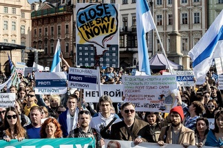 آلاف الروس في براغ يحتجون على الحرب في أوكرانيا
