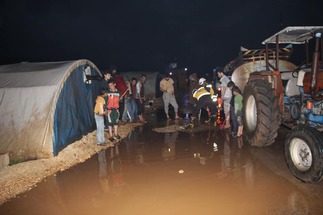 السيول المطرية تنال من مخيمات النازحين في الشمال السوري