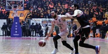 جرحى وأعمال شغب في مباراة الوحدة والاتحاد بدوري كرة السلة السوري (فيديو)